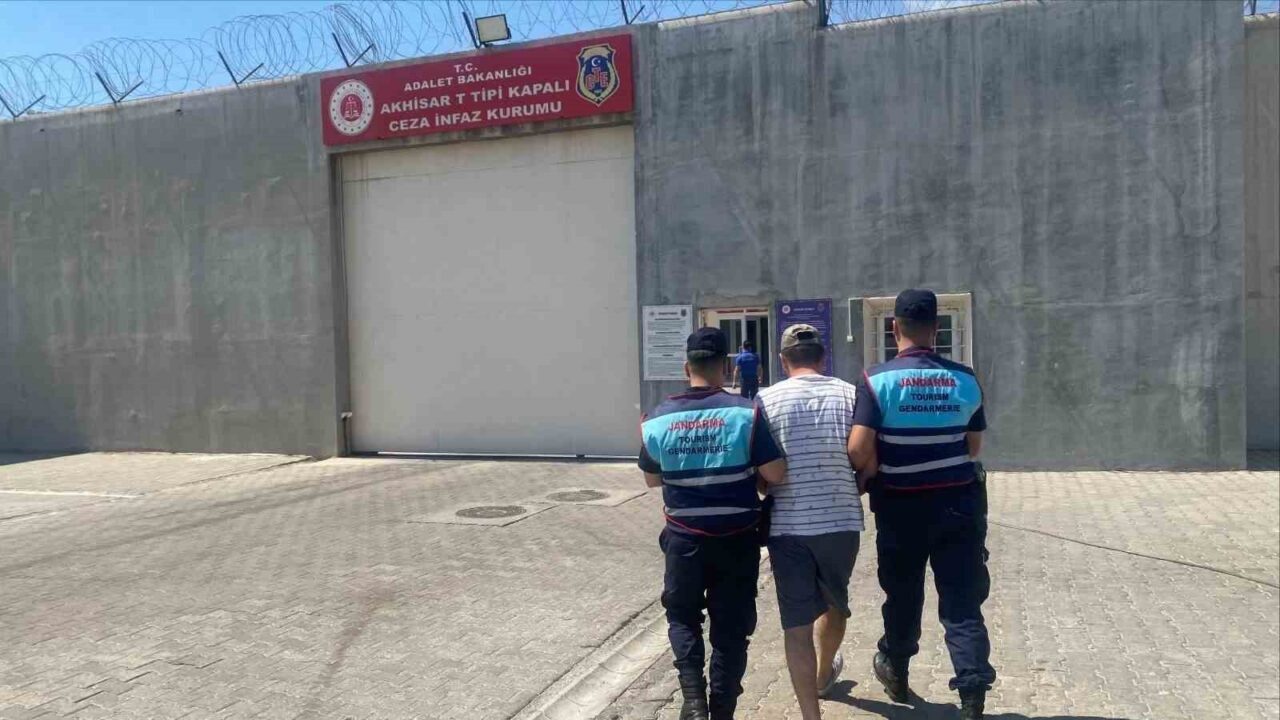 Manisa’nın Akhisar ilçesinde, hakkında kesinleşmiş 30 yıl 2 ay hapis