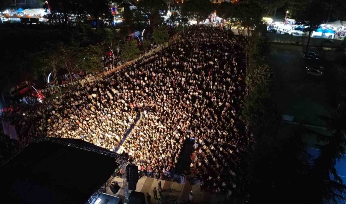 Sanatçı Cengiz Kurtoğlu, Kurtuluş Festivali kapsamında Manisa’nın Demirci ilçesinde konser