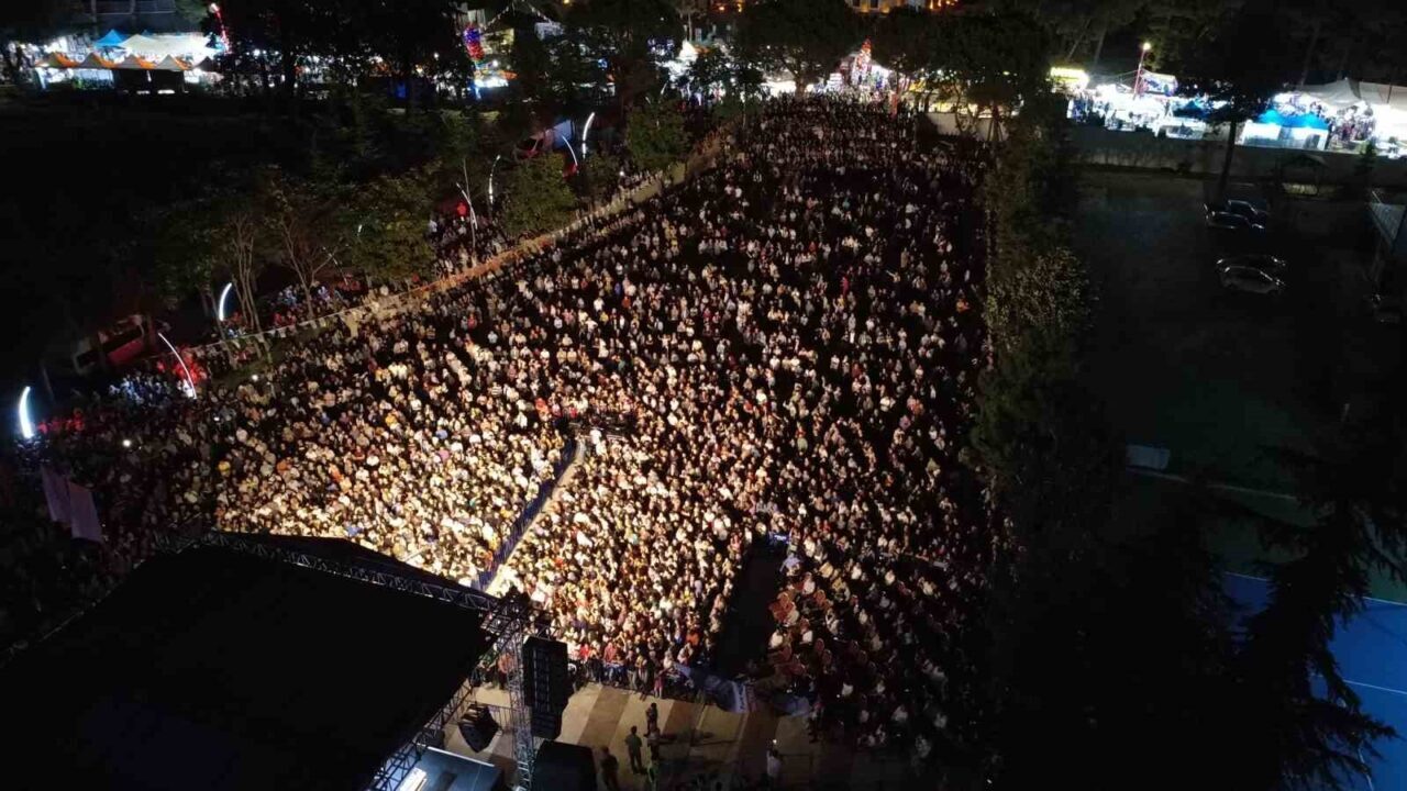 Sanatçı Cengiz Kurtoğlu, Kurtuluş Festivali kapsamında Manisa’nın Demirci ilçesinde konser