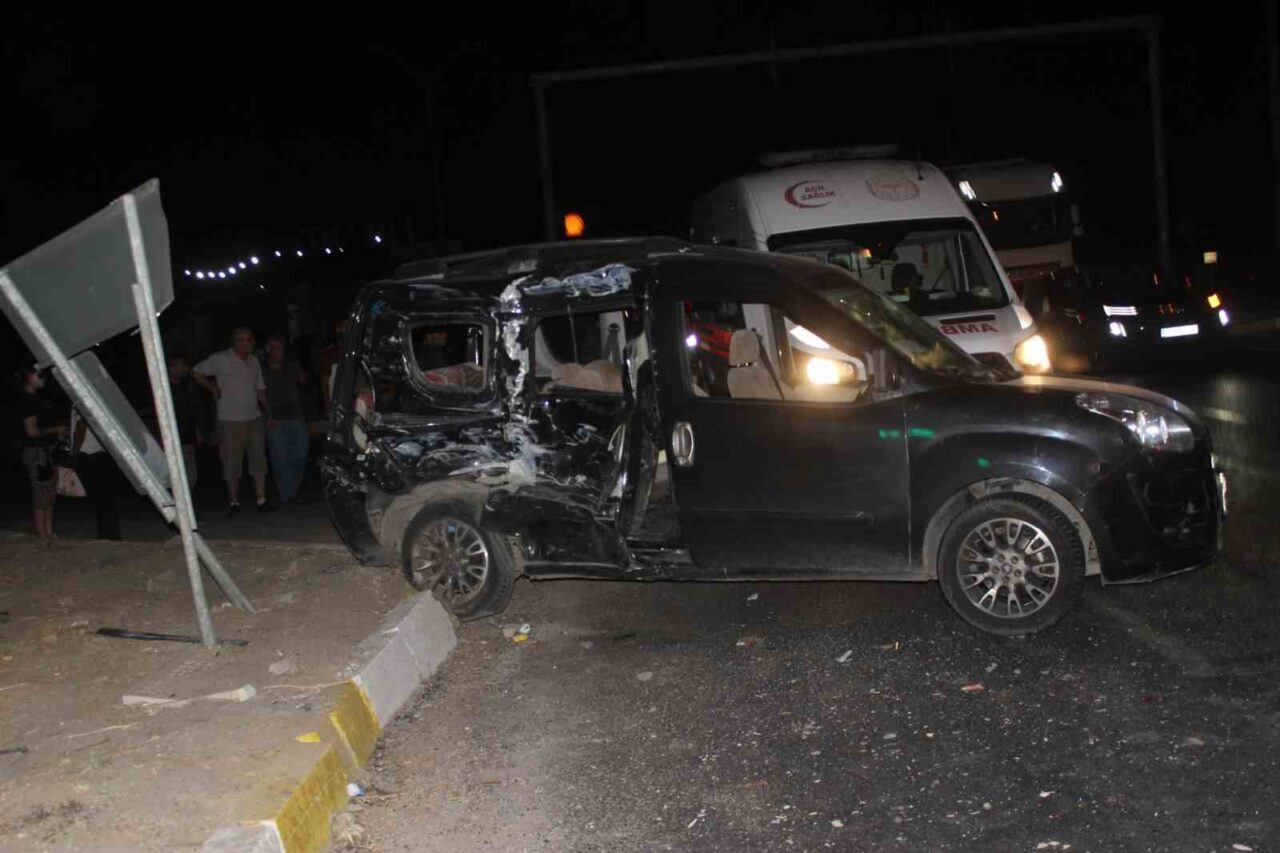 Manisa’nın Salihli ilçesinde kamyon ile kamyonetin çarpışması sonucu meydana gelen