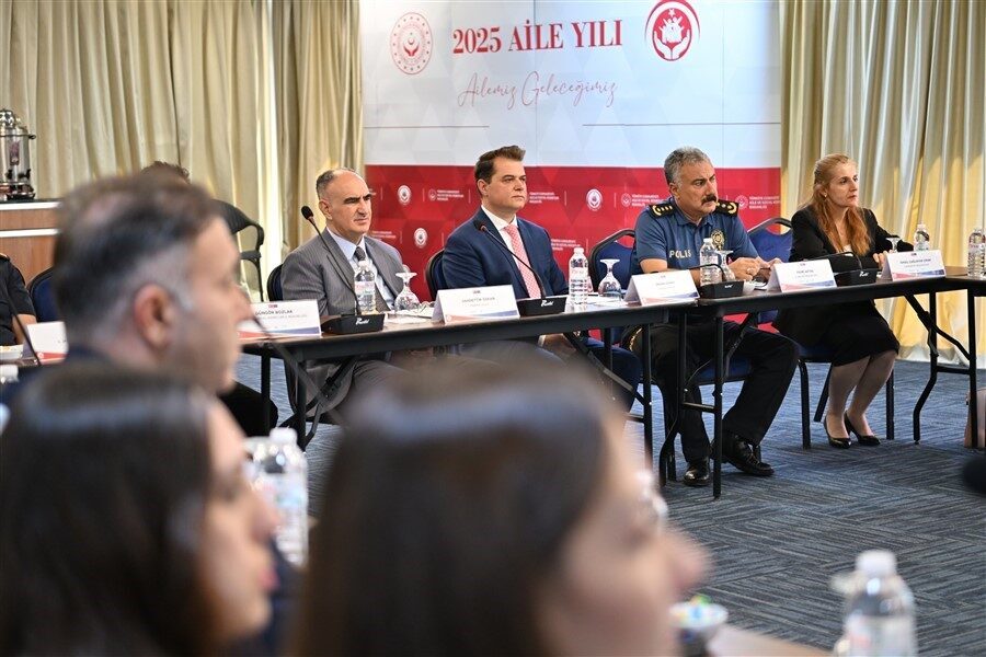 Manisa Valisi Vahdettin Özkan’ın da katılımıyla “Türkiye’de Koruyucu Aile Sisteminin