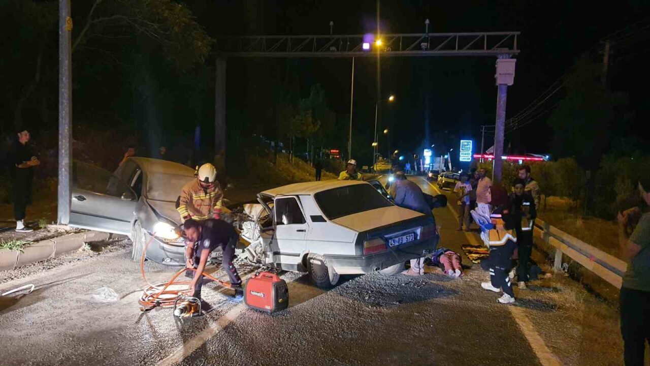 Manisa’nın Demirci ilçesinde meydana gelen trafik kazasında 3’ü çocuk 7