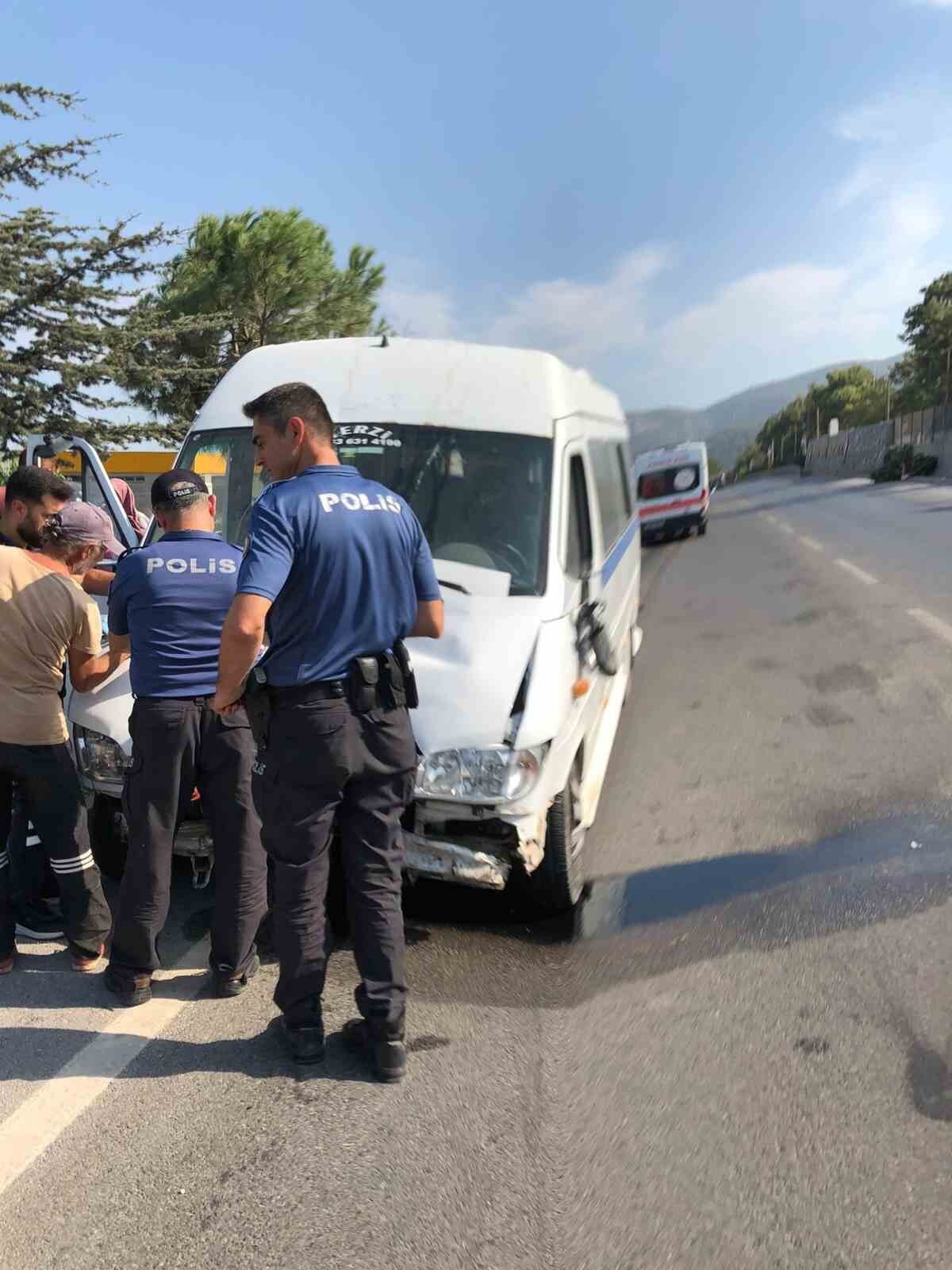 Manisa’nın Kırkağaç ilçesinde işçi servisinin ağaca çarptığı kazada 8 kişi