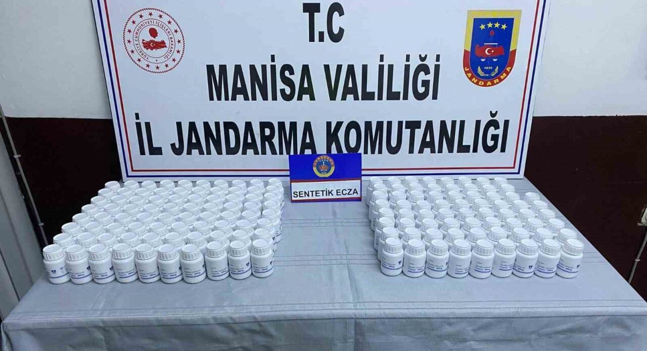 Manisa jandarması otoyolda durdurduğu araçta 8 bin 740 adet sentetik