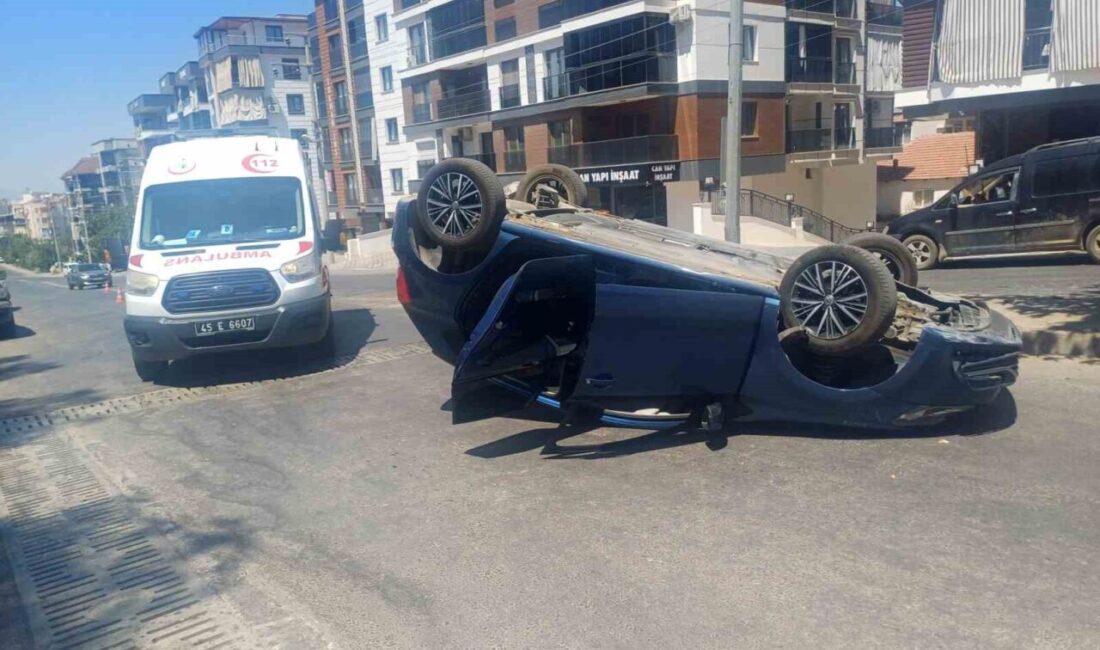 Manisa’nın Salihli ilçesinde sürücüsünün kontrolünden çıkan ve aydınlatma direğine çarpan