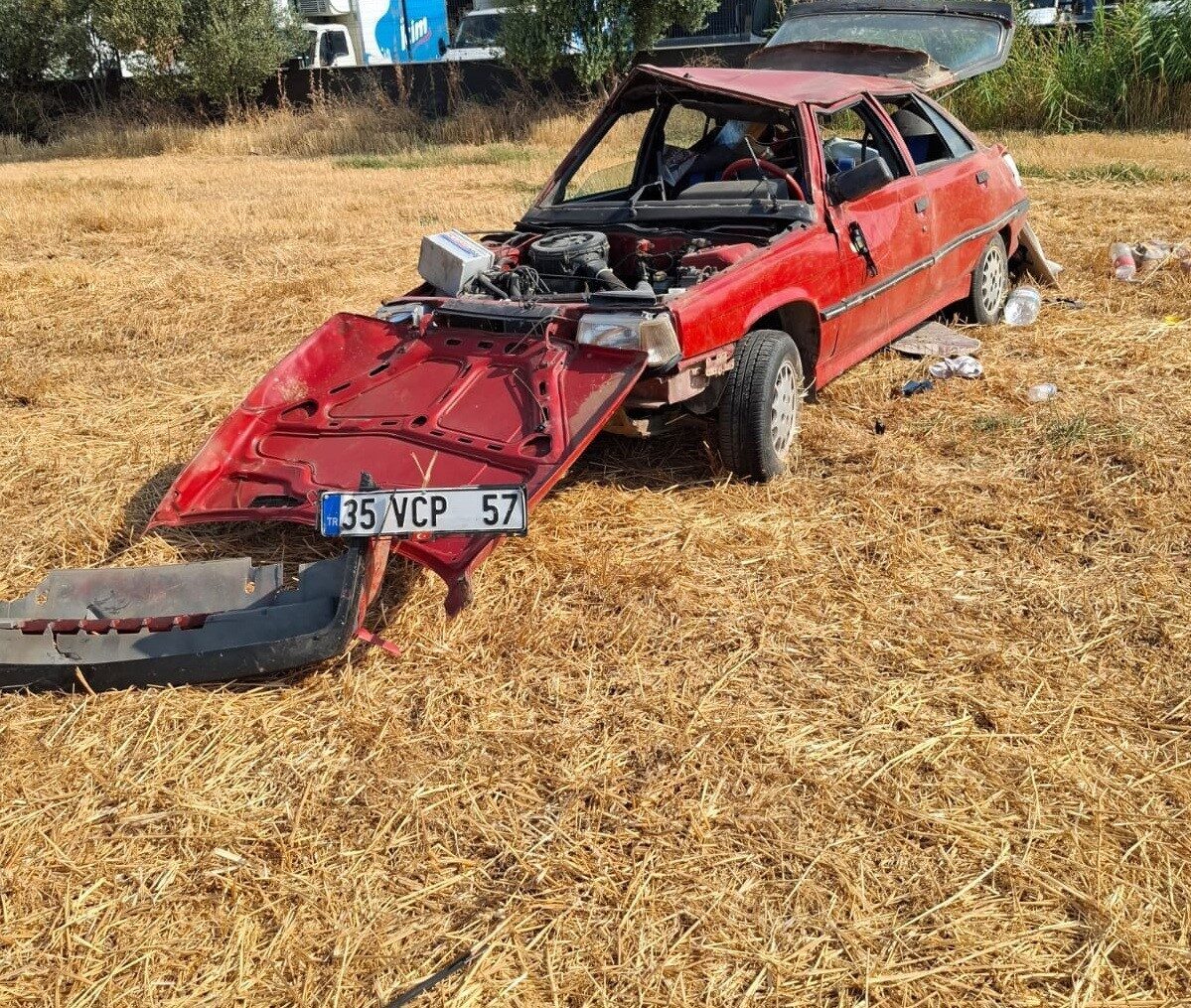 Manisa’nın Salihli ilçesinde sürücünün kontrolünden çıkan otomobilin yol kenarındaki tarlaya