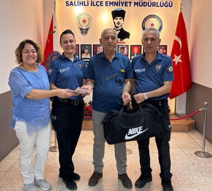 Manisa’nın Salihli ilçesinde yolda içerisinde 20 bin lira olan bir