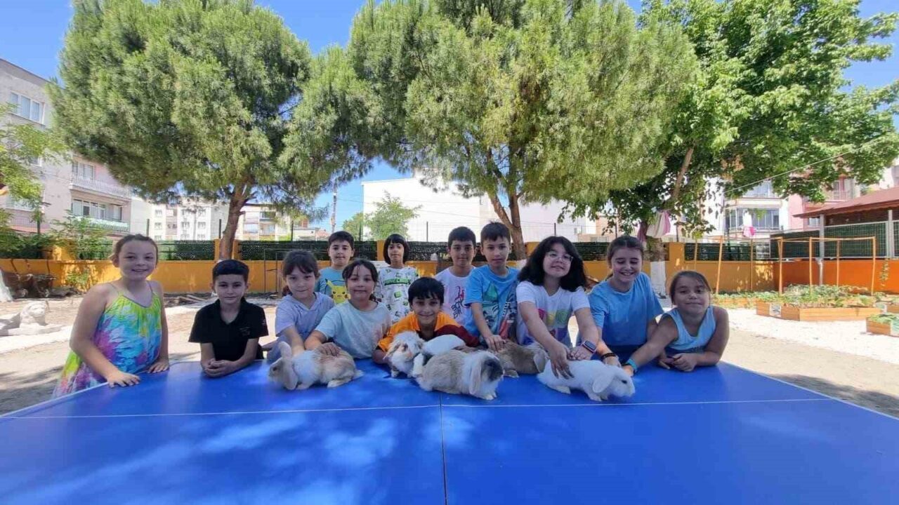 Manisa’nın Akhisar ilçesinde faaliyet gösteren “Kendin Yap Atölyesi”, öğrencilerine doğa