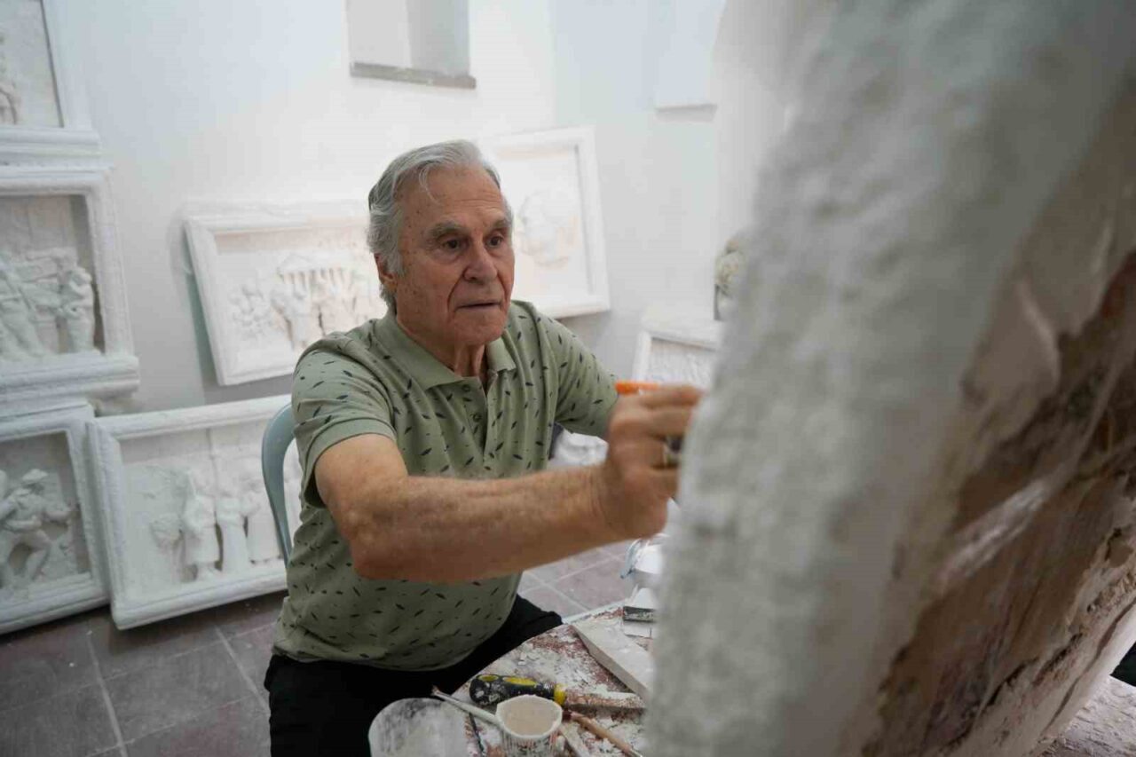 MANİSA (İHA) – Manisa’nın dört bir yanına kazandırdığı heykellerle kentin