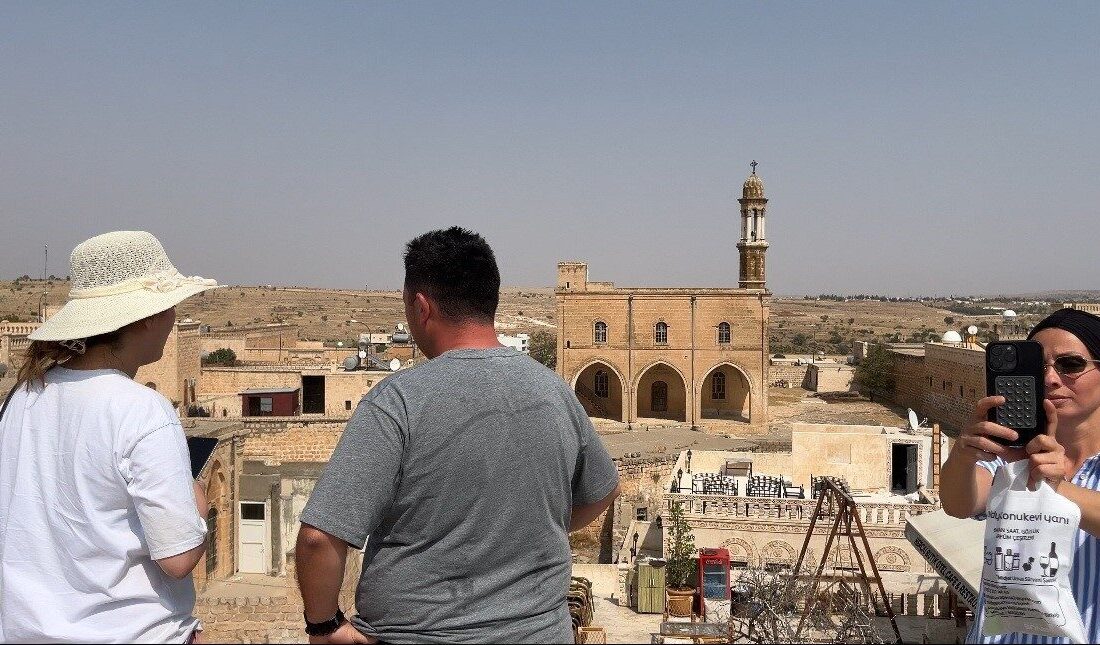 Sıcaklıkların mevsim normallerinin üzerinde seyrettiği Mardin’de turizm hareketliliğinde düşüş yaşandı.
