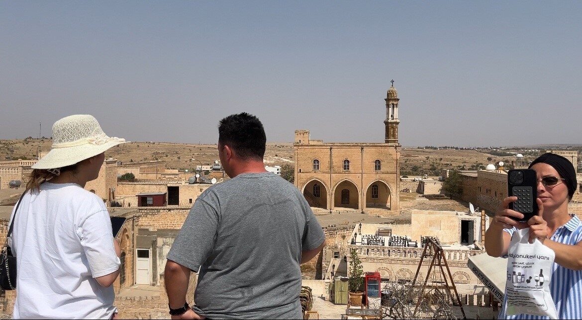 Sıcaklıkların mevsim normallerinin üzerinde seyrettiği Mardin’de turizm hareketliliğinde düşüş yaşandı.