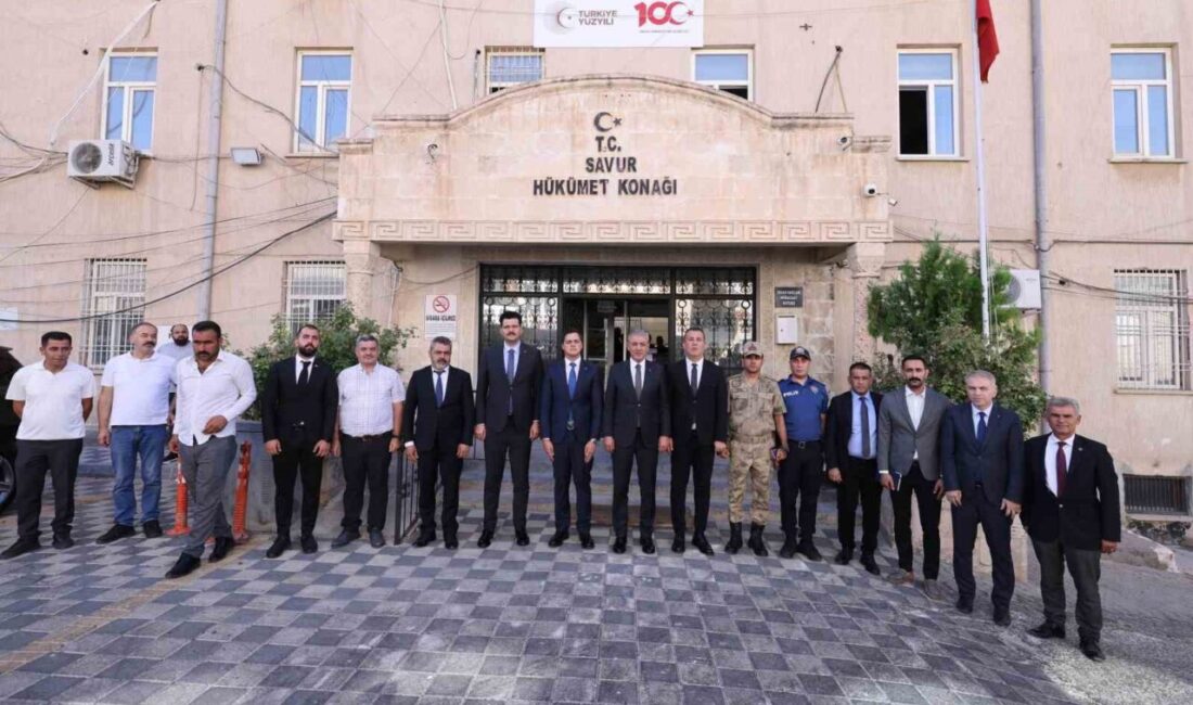 Mardin Valisi ve Büyükşehir Belediye Başkan Vekili Tuncay Akkoyun, beraberindekilerle