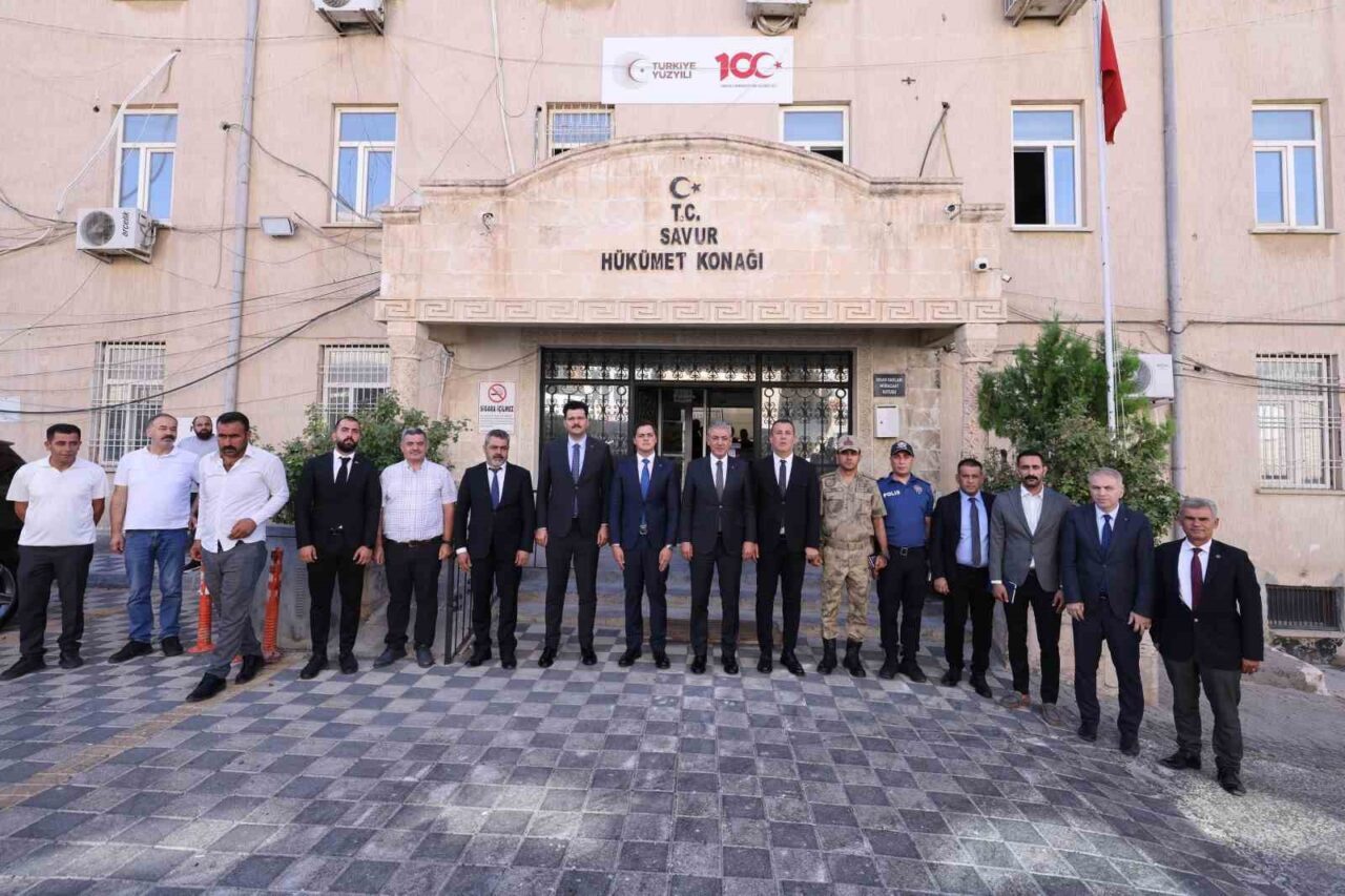 Mardin Valisi ve Büyükşehir Belediye Başkan Vekili Tuncay Akkoyun, beraberindekilerle