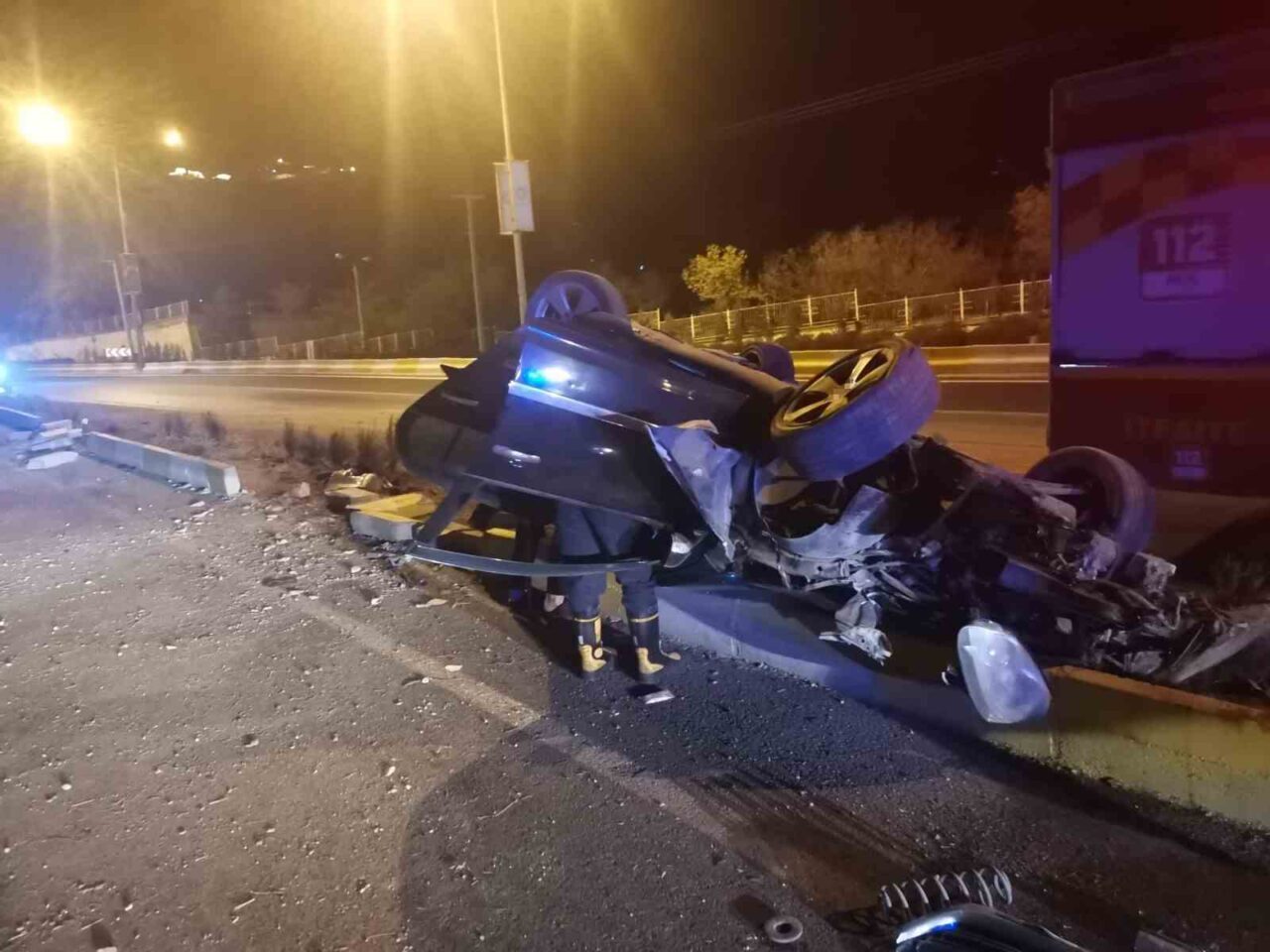 Mardin’in Artuklu ilçesinde kontrolden çıkarak devrilen otomobilin sürücüsü yaralandı. Edinilen