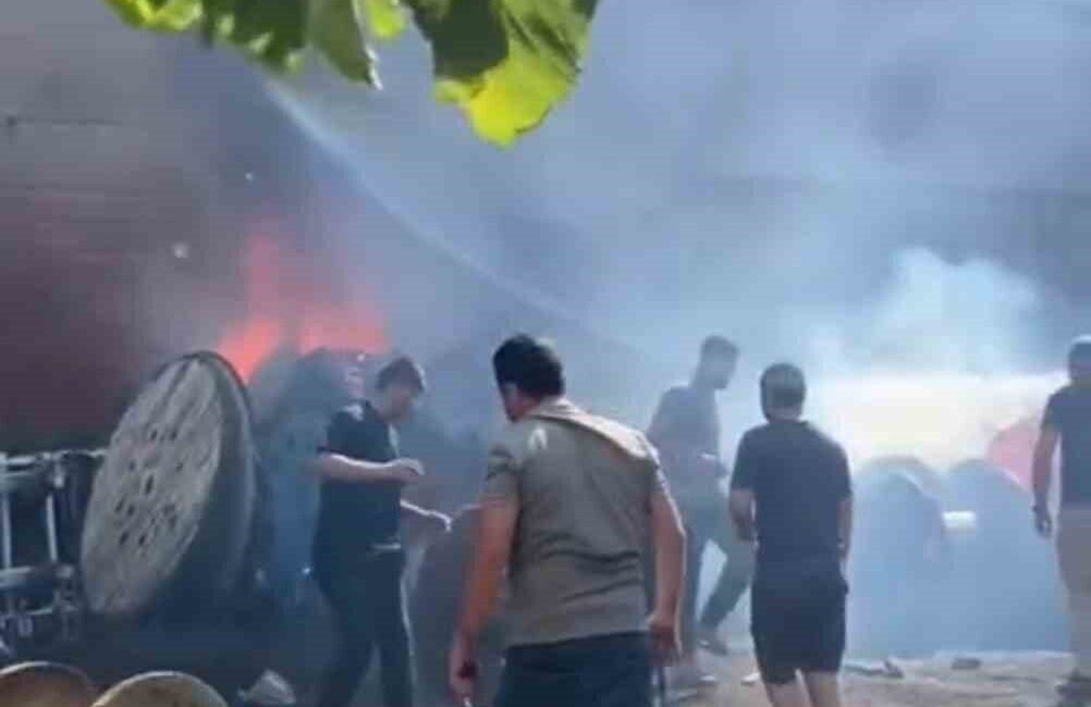 Mardin’in Kızıltepe ilçesinde bir elektrik malzemeleri üretim dükkanında yangın çıktı.