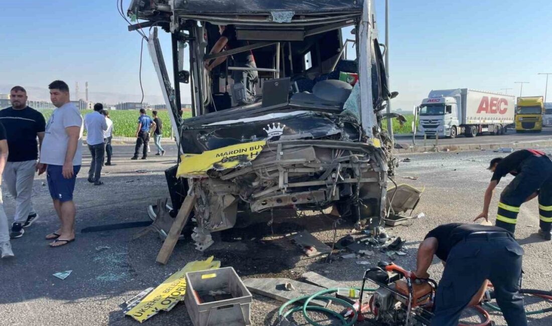 Mardin’de halk otobüsü ile tırın çarpıştığı kazada 1 ağır 11