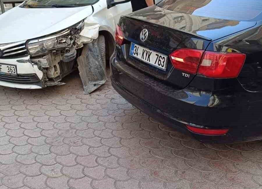 Mardin’in Kızıltepe ilçesinde 3 otomobilin karıştığı zincirleme trafik kazasında maddi