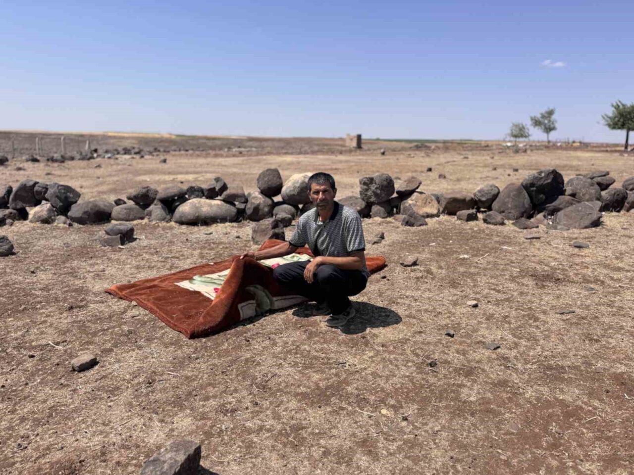 Mardin’in Derik ilçesine bağlı Akçay Mahallesi’nde kayalıklardan düşerek hayatını kaybeden
