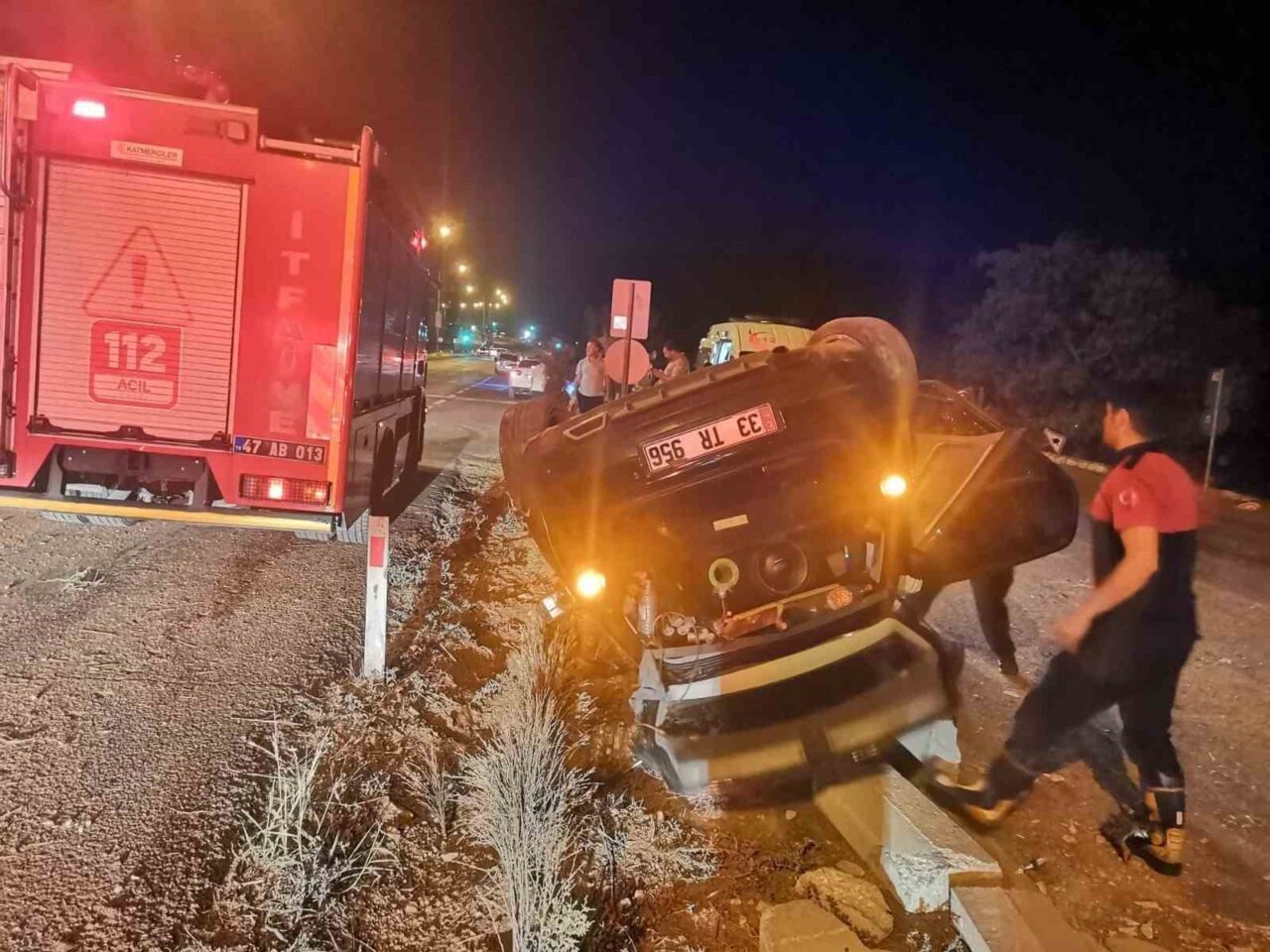 Mardin’in Artuklu ilçesinde refüje çarpan otomobilin devrildiği kazada 3 kişi