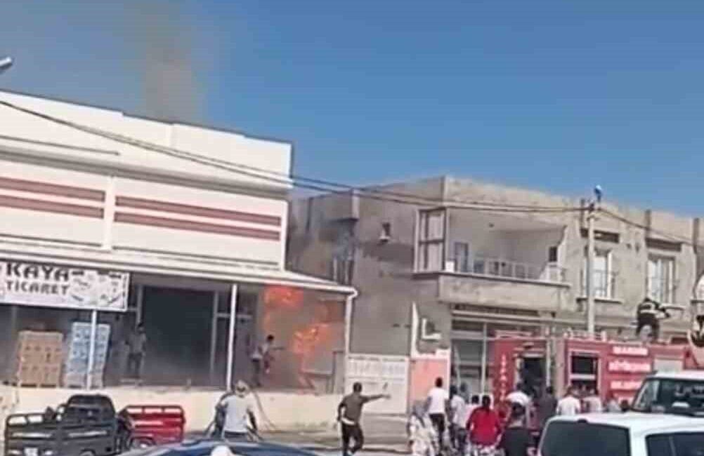 Mardin’in Nusaybin ilçesinde paletlerde çıkan yangın paniğe neden oldu. Edinilen