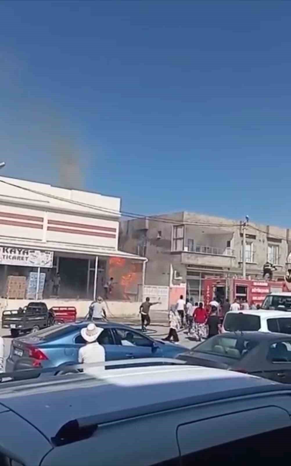 Mardin’in Nusaybin ilçesinde paletlerde çıkan yangın paniğe neden oldu. Edinilen