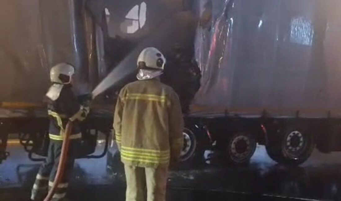 Mardin’in Kızıltepe ilçesinde seyir halindeki bir tırda çıkan yangın itfaiye