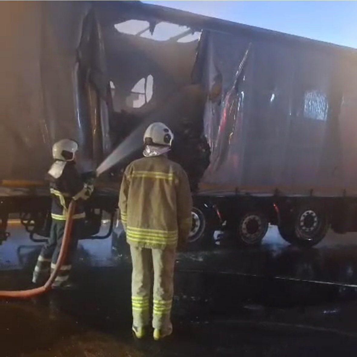 Mardin’in Kızıltepe ilçesinde seyir halindeki bir tırda çıkan yangın itfaiye