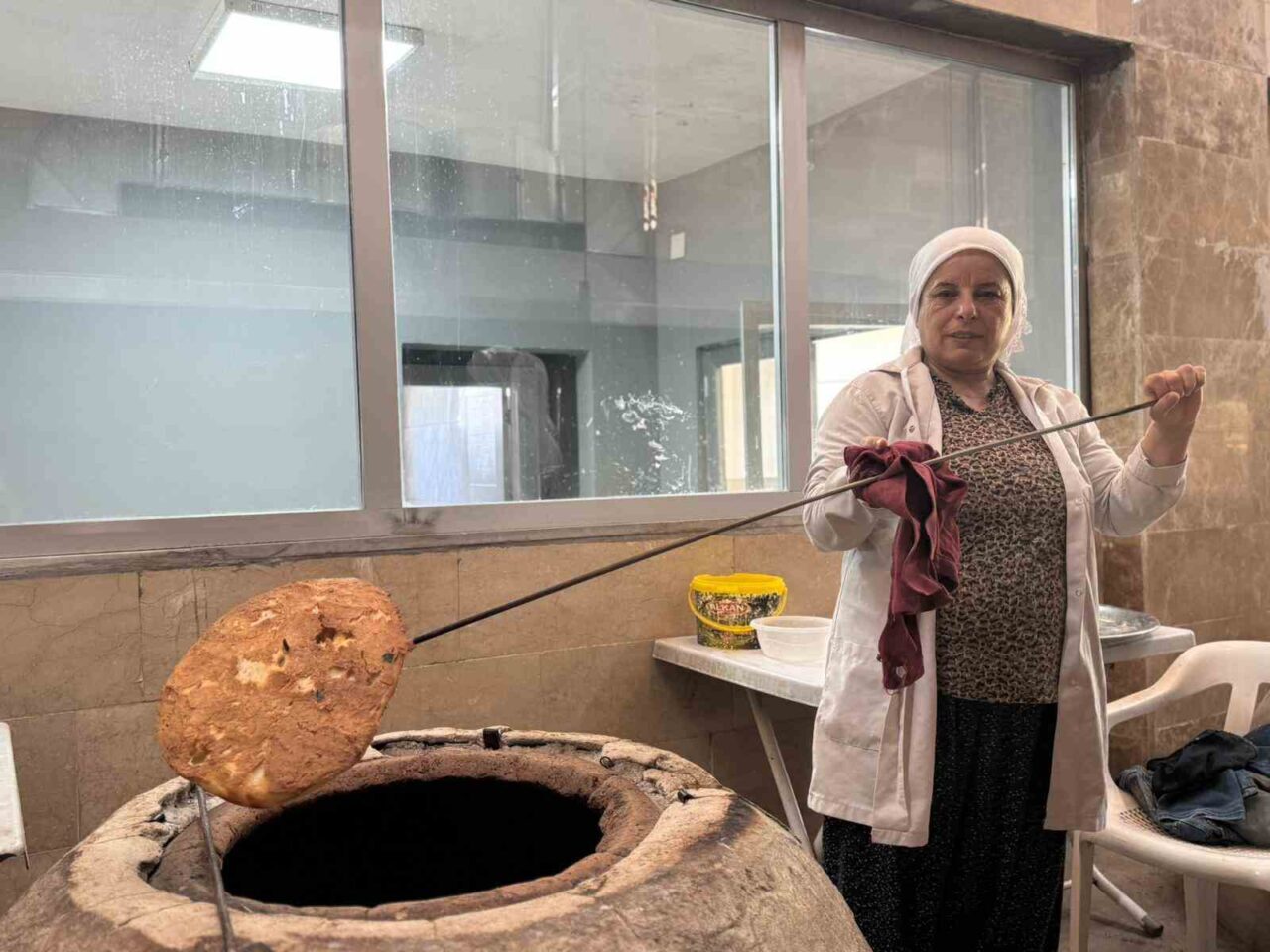 Mardin’in Kızıltepe ilçesinde kurulan tandır evinde, ev ekonomisine katkı sağlayan