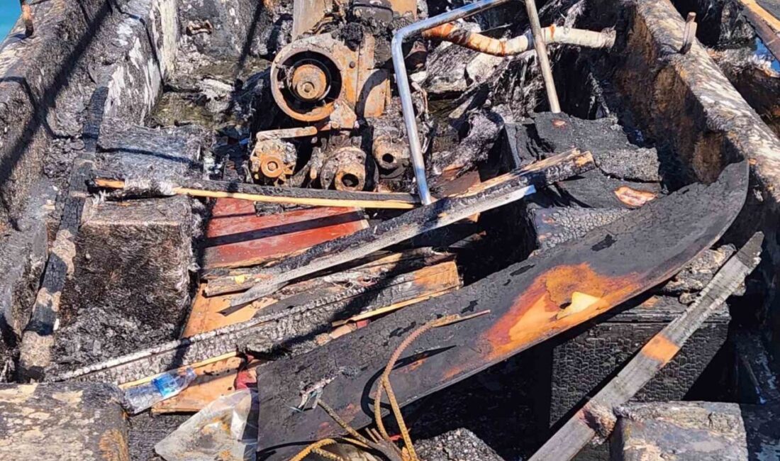 İzmir’in Urla ilçesindeki marinada, 7 tekne yanarak kullanılmaz hale geldi.