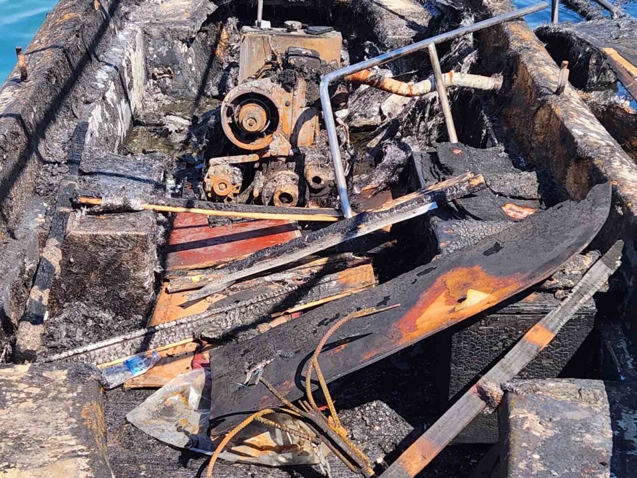 İzmir’in Urla ilçesindeki marinada, 7 tekne yanarak kullanılmaz hale geldi.