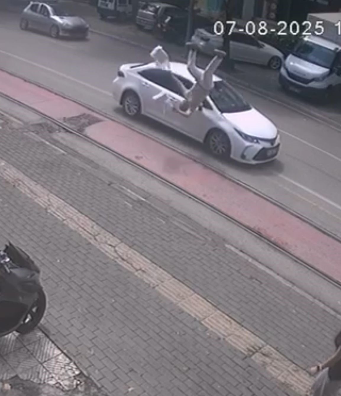 Bursa’nın Osmangazi ilçesinde market alışverişinden çıkan yaşlı adam, yolun karşısına