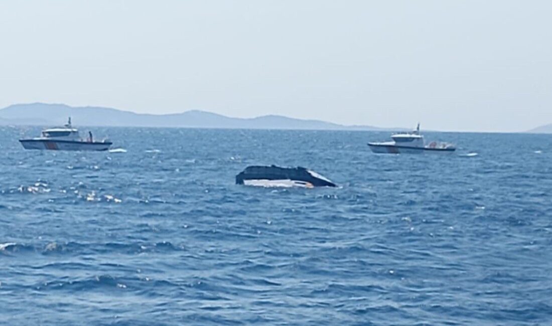 Balıkesir’in Marmara Adası açıklarında, parçalanmış halde sürüklenen bir tekne bulundu.