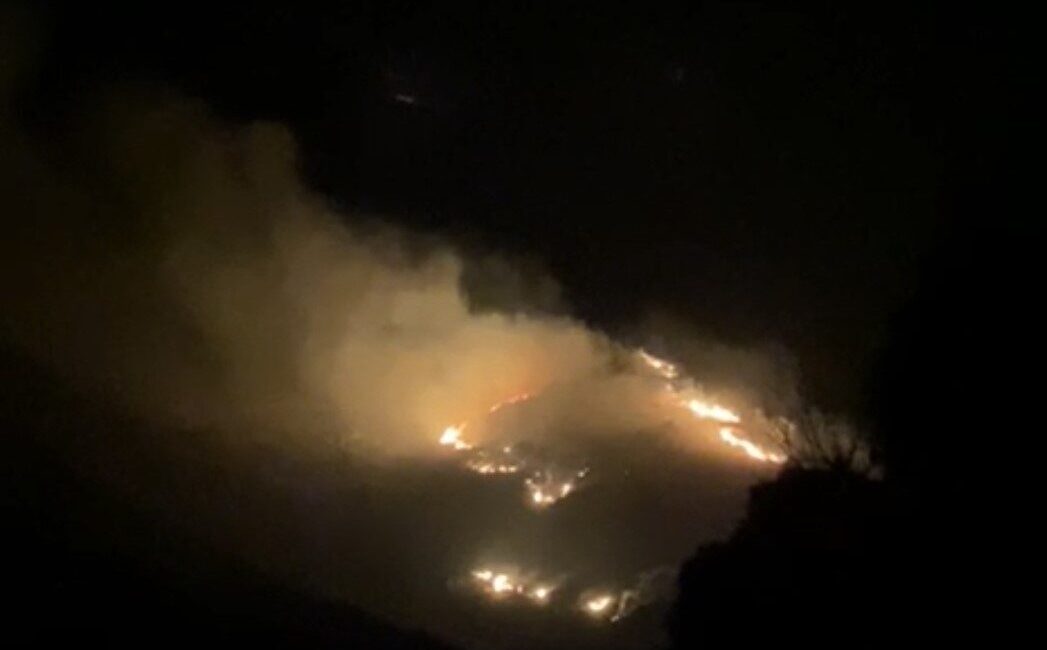 Marmara Denizi’nde bulunan Marmara Adası’nda gece saatlerinde arazi yangını başladı.