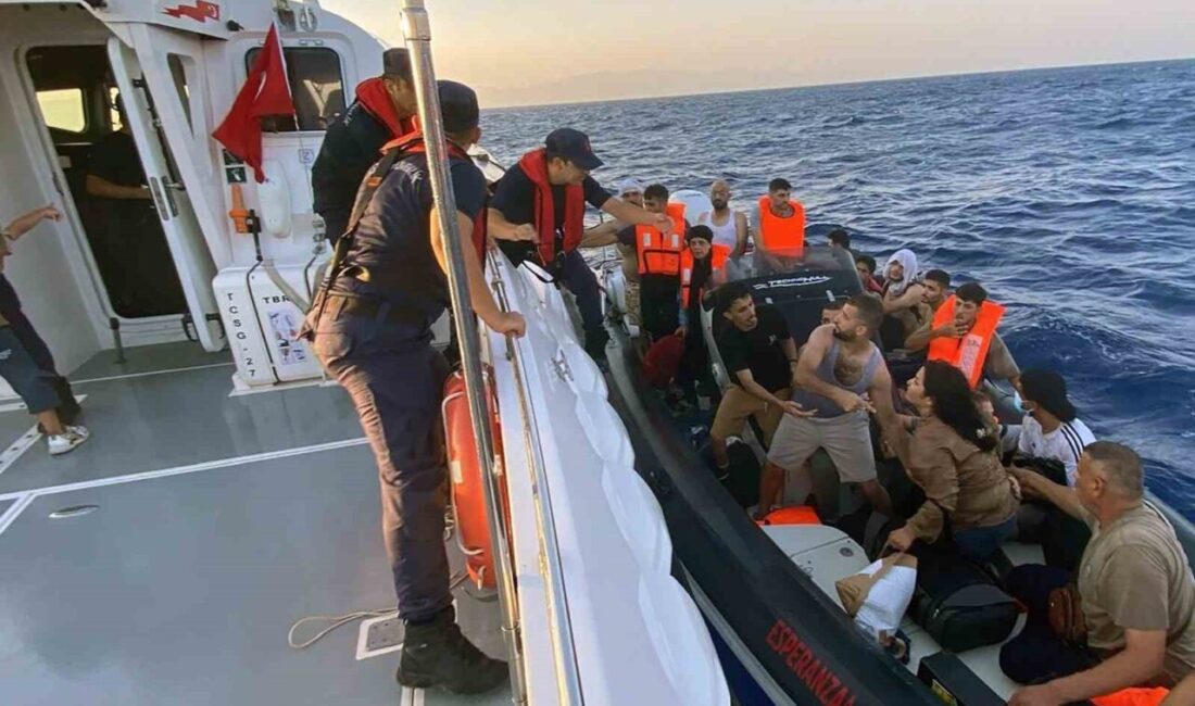 Muğla’nın Marmaris ilçesi açıklarında bindikleri lastik botun arızalanması üzerine lastik