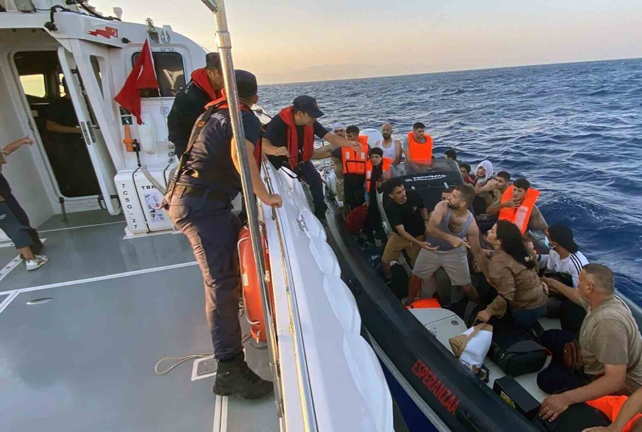Muğla’nın Marmaris ilçesi açıklarında bindikleri lastik botun arızalanması üzerine lastik