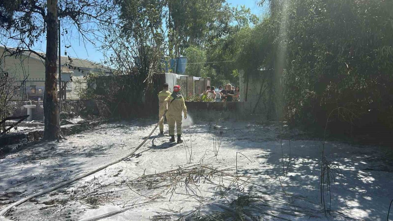 Marmaris’e bağlı Hisarönü Mahallesi’nde öğle saatlerinde başlayan zirai alan yangını,