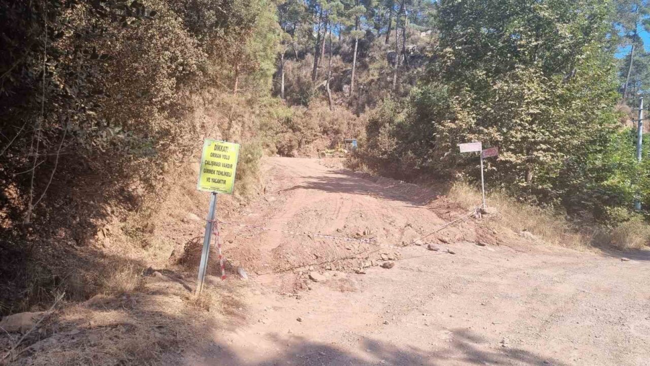 Muğla’nın Marmaris ilçesine bağlı Turgut Mahallesindeki ormanlık yollarda bakım çalışmaları