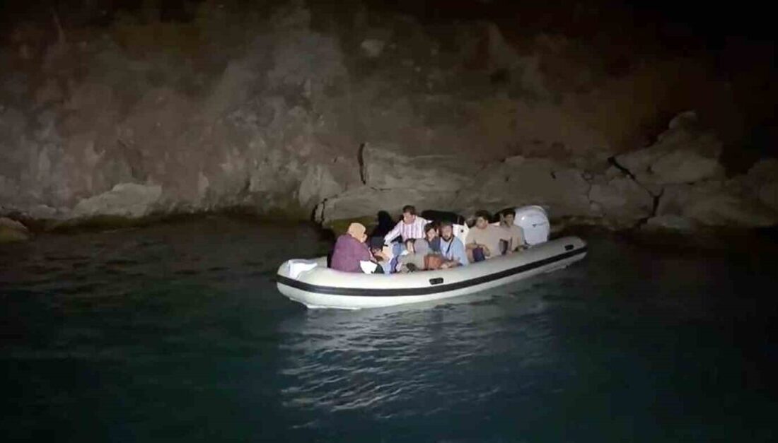 Muğla’nın Marmaris ilçesi açıklarında hareket halindeki lastik içinde 9’u çocuk