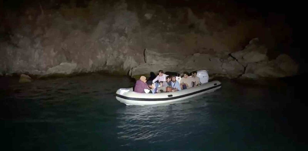 Muğla’nın Marmaris ilçesi açıklarında hareket halindeki lastik içinde 9’u çocuk