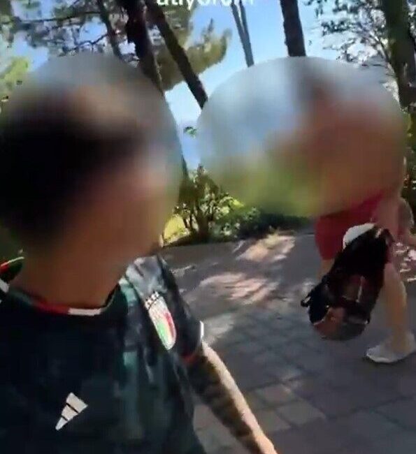 Muğla’nın Marmaris ilçesinde, ’canım sıkılıyor turistlere takılıyorum’ başlığı ile yabancı