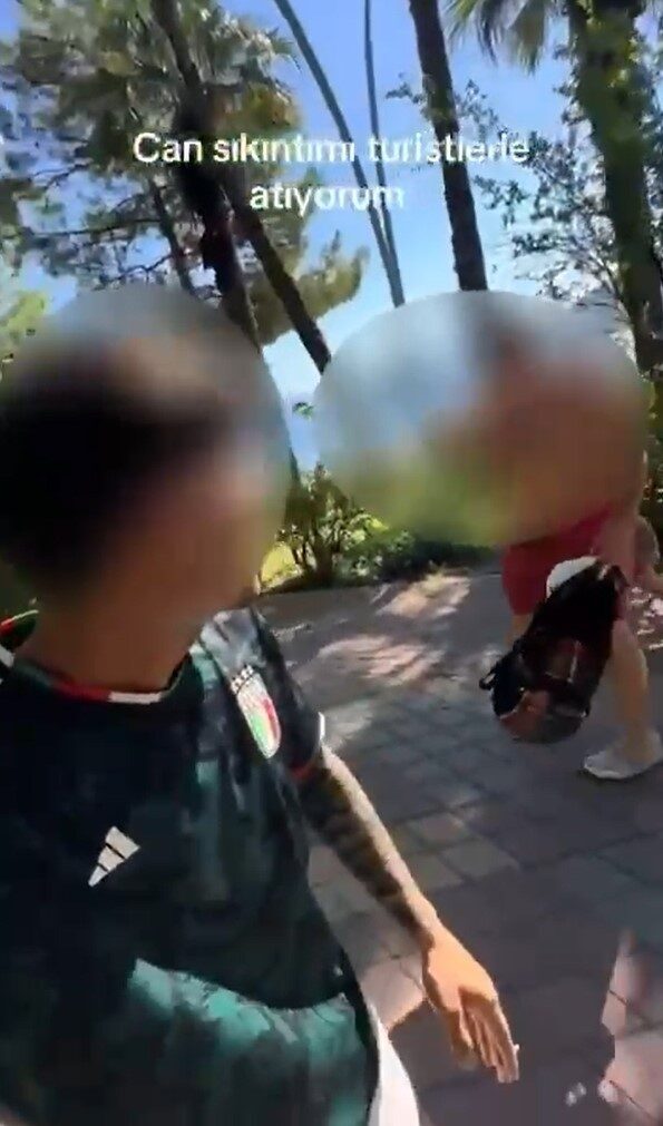 Muğla’nın Marmaris ilçesinde, ’canım sıkılıyor turistlere takılıyorum’ başlığı ile yabancı