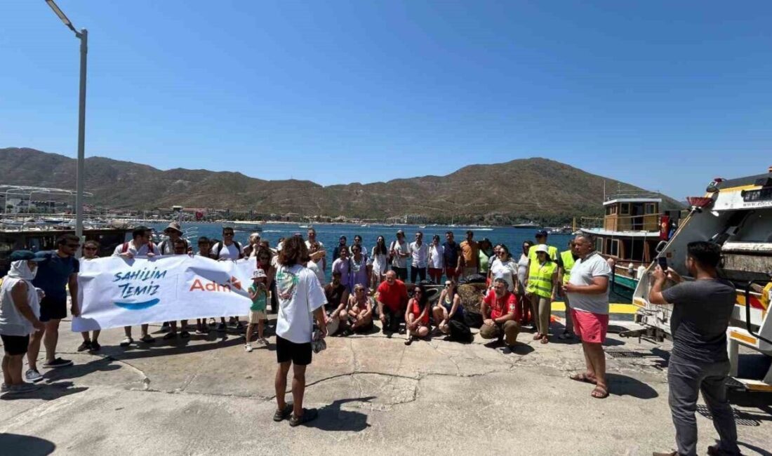 Muğla’nın Marmaris ilçesinde yaşayan çevre gönüllüleri, topladıkları çöpleri satarak elde