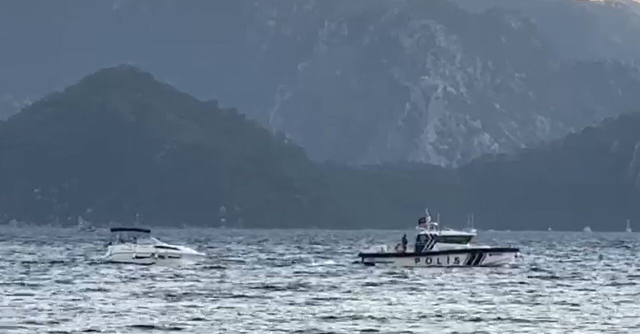 Muğla’nın Marmaris ilçesi Bedir Adası yakınlarında arızalanarak sürüklenen 8 metrelik