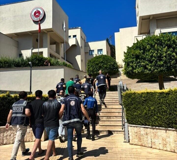 Muğla’nın Marmaris ilçesinde Sahil Güvenlik ve polis ekiplerince düzenlenen operasyonda