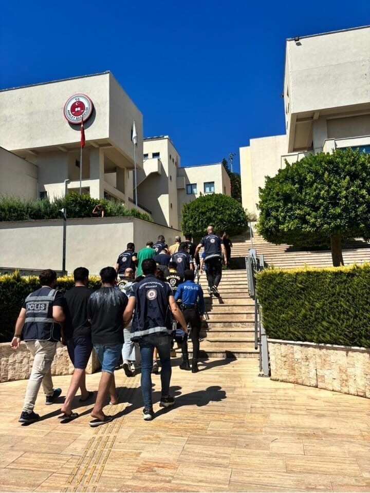 Muğla’nın Marmaris ilçesinde Sahil Güvenlik ve polis ekiplerince düzenlenen operasyonda
