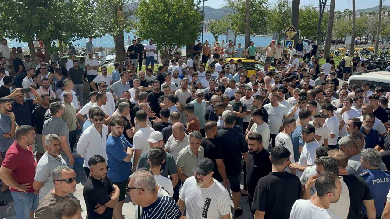 Muğla’nın Marmaris ilçesinde Kapalıçarşı esnafı, mağazalarında satış yaptıkları ürünlere yönelik