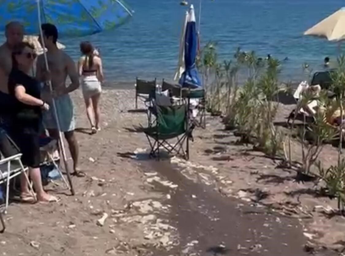 Muğla’nın Marmar ilçesinde bir otelin havuz suyu halk plajına aktı.