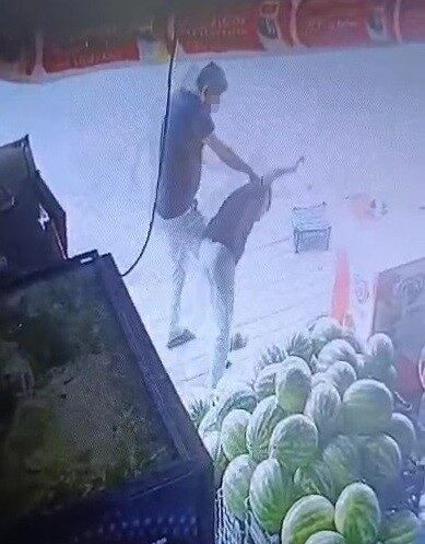 Adana’da sipariş ettiği marulu beğenmediği için marketteki çocuğu döven bekçi