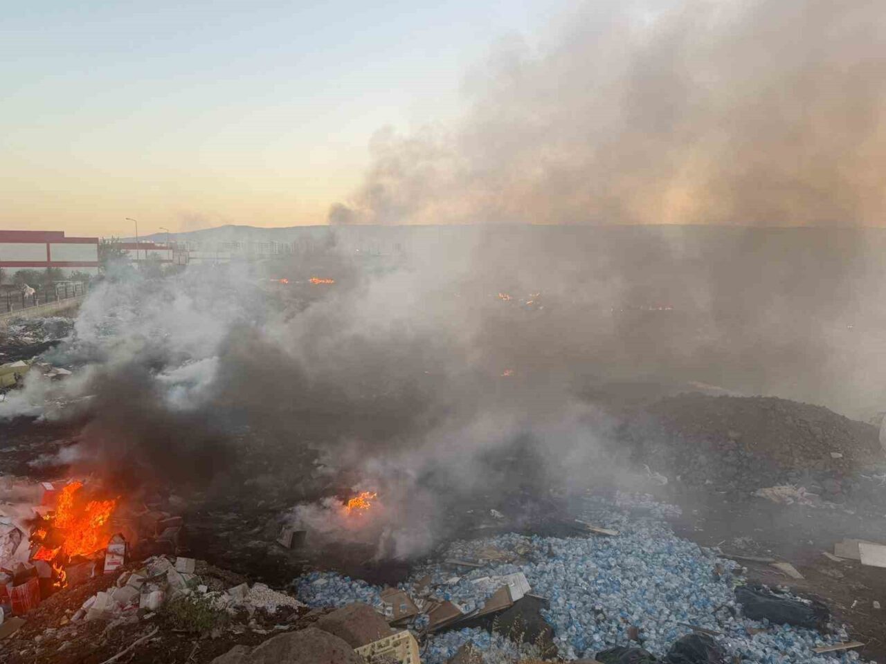 Diyarbakır Mega Sanayi Sitesi’ne ait atık çöp toplama alanında çıkan