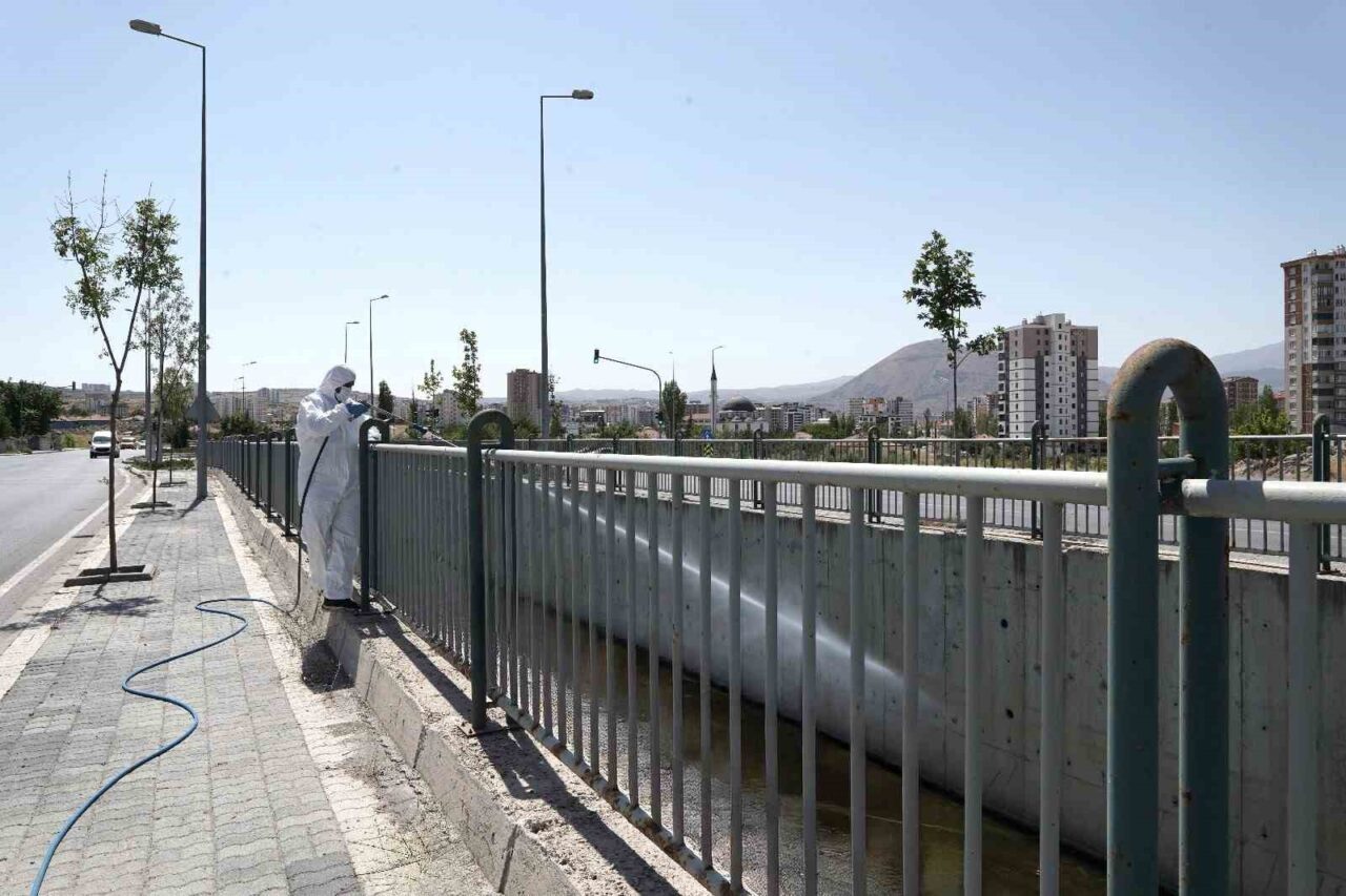Melikgazi Belediyesi ilaçlama ekipleri; sıcak yaz günleri vatandaşların rahat bir